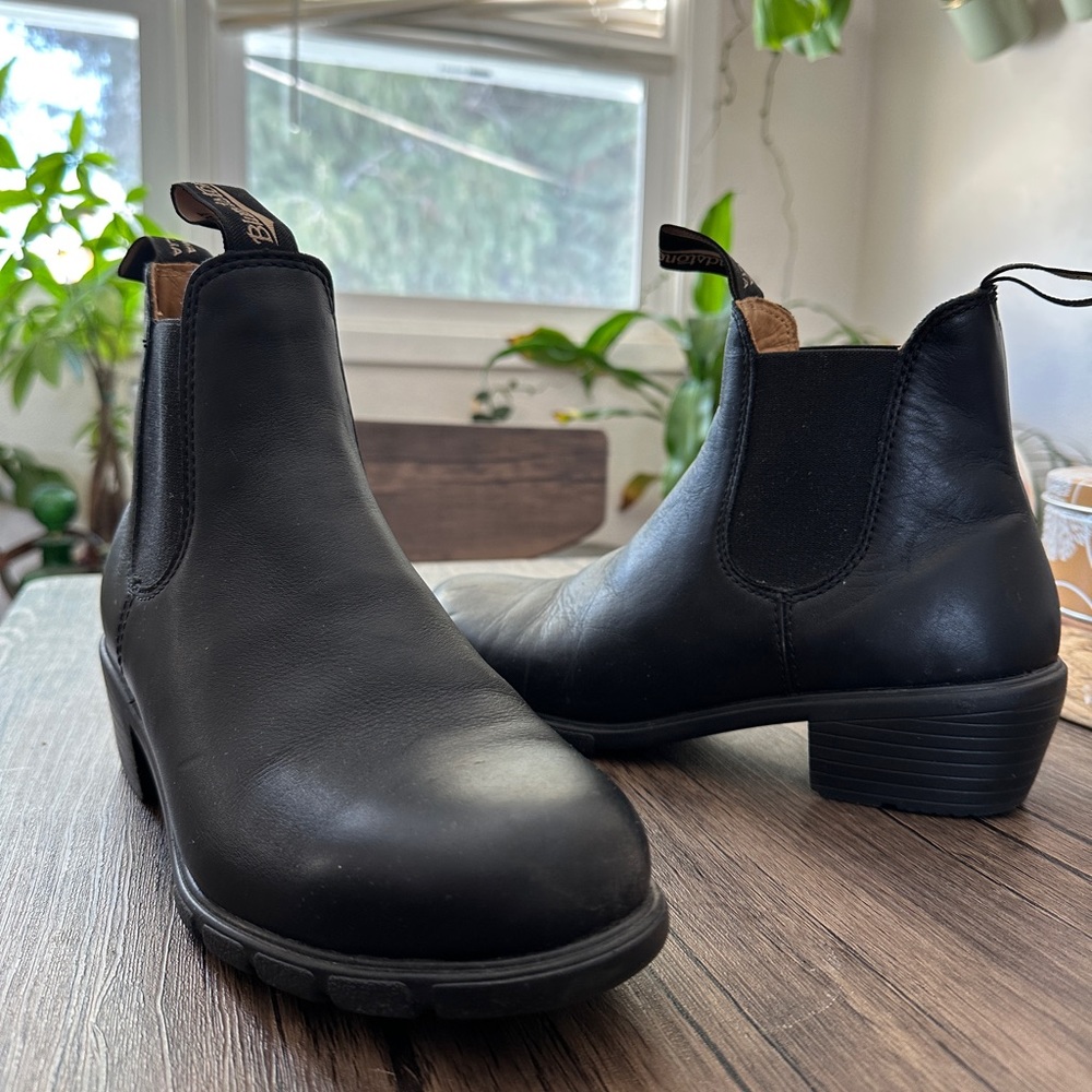 #1671 Blundstone Boots- fits like 8.5